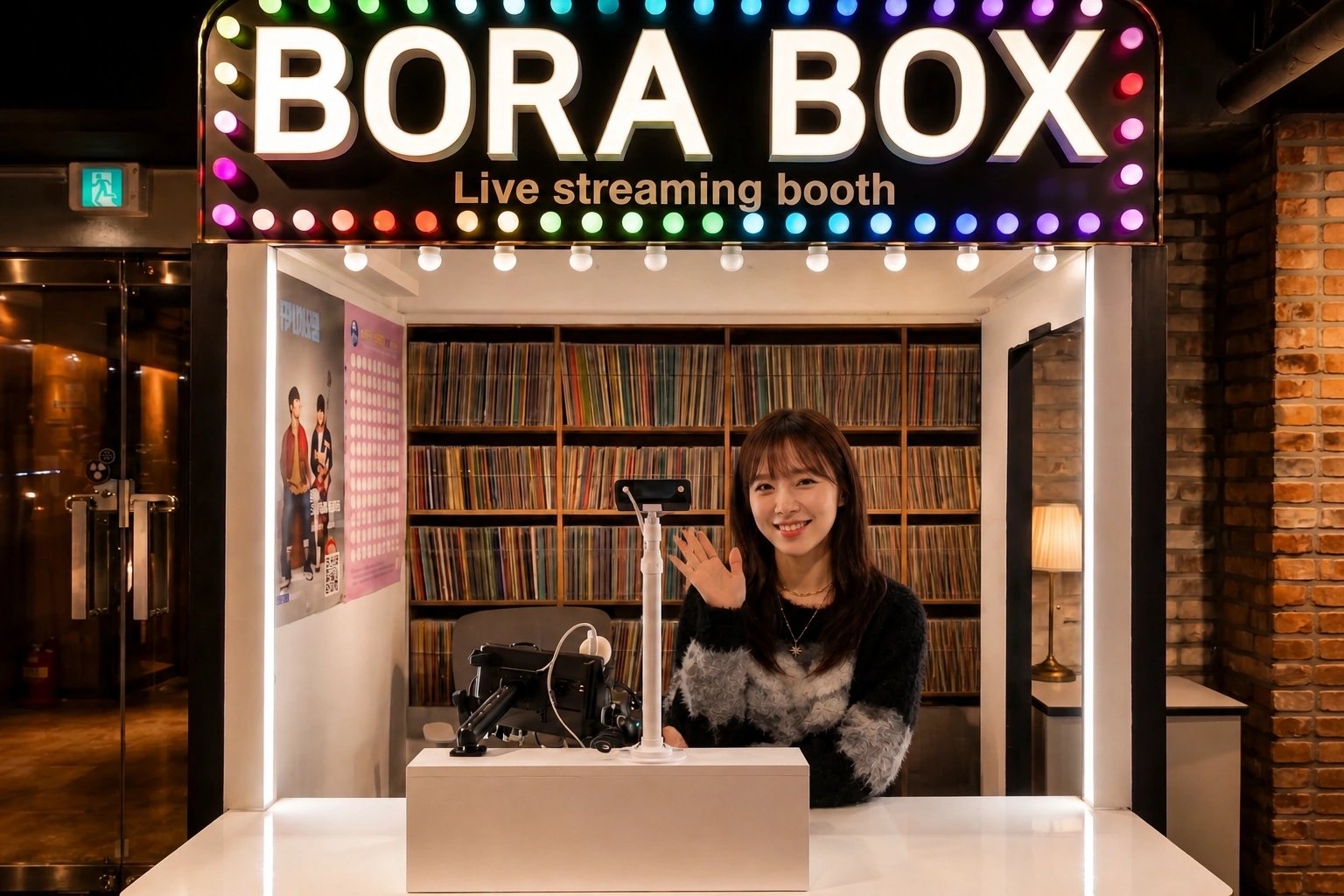 Commemorative photo at the live-streaming booth